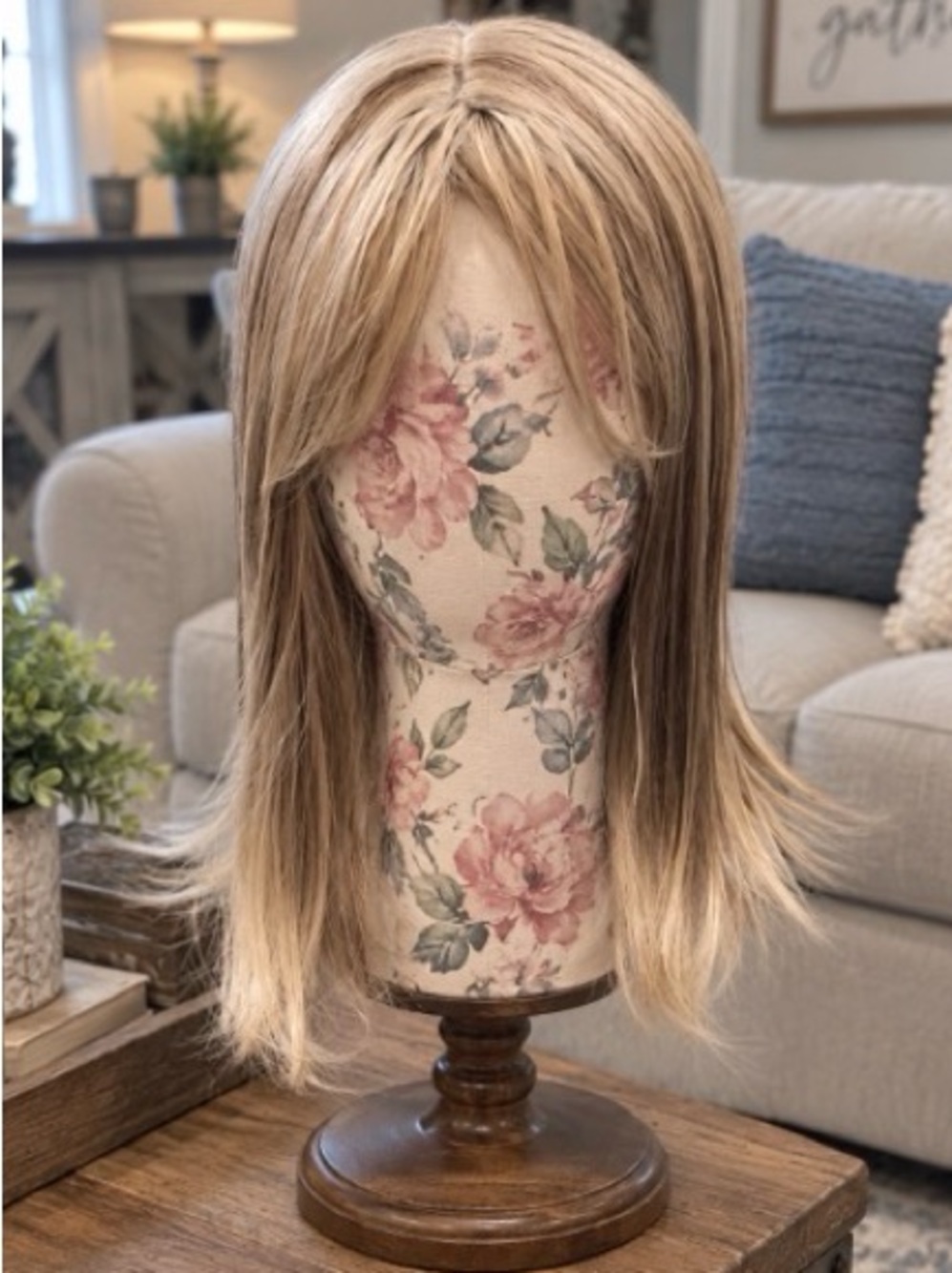 Layered Blonde Women's Wig with Soft Face-Framing Bangs